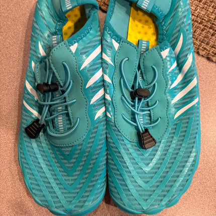 Breathable athletic shoes