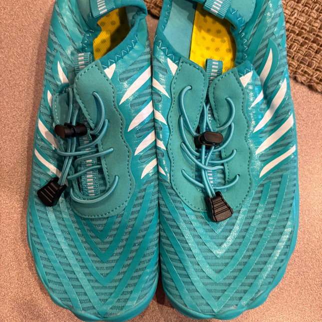 Breathable athletic shoes